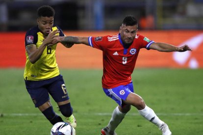 El jugador ecuatoriano Byron Castillo (d) ha sido cuestionado por la selección de Chile, por una supuesta adulteración en su identidad.