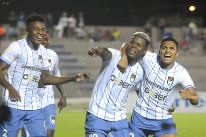 Gabriel Cortez (c) aportó con un doblete y Jefferson Montero (d) con un gol en el triunfo sobre los rayados.