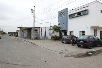 Policías de esta UPC auxiliaron al joven y le envolvieron la mano con un retazo de tela.