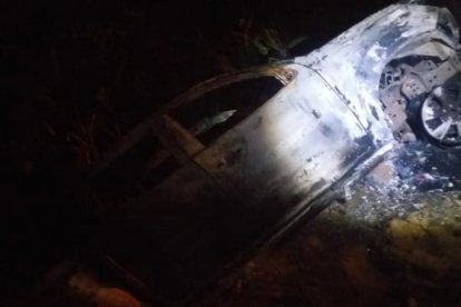 Los sospechosos fueron capturados dentro de un carro y quemados con todo.