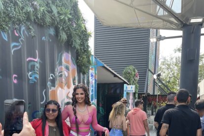 La cantante aprovechó y se tomó fotitos con el público.