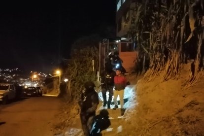 Uno de los sospechosos arrestados después que realizaron los disparos.