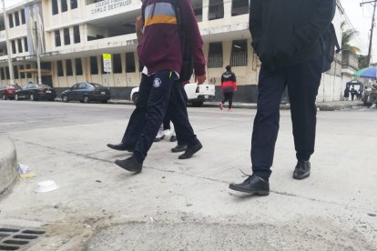 Estudiante recibió un impacto de bala por resistirse al robo de su celular.