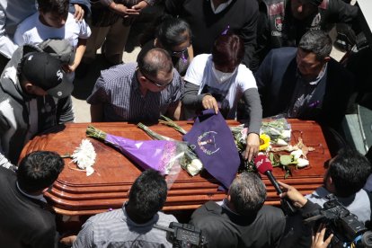 Cientos de personas acudieron a despedir a María Belén Bernal.