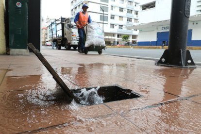 El agua se fuga en una conexión de las calles Eloy Alfaro y Letamendi debido al robo del medidor de ese punto.