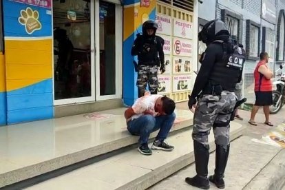 Fuera de la clínica veterinaria le dieron la ‘tunda’ al hombre, quien ‘se fue de moco’.