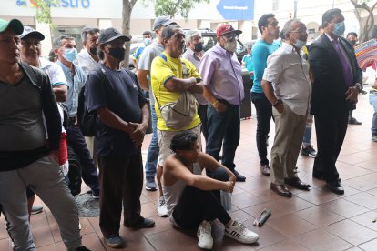 Las personas aprovecharon la hora del almuerzo para ver el partido de Ecuador.