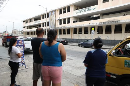 Por la inseguridad que se vive en la urbe, desde antes de que salgan los chicos de clases, sus padres los esperan afuera del plantel.