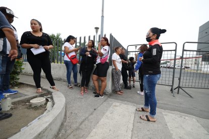 La joven embarazada llegó a la morgue para retirar el cuerpo de su amado.