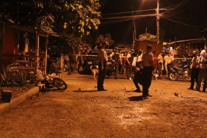 Sobre una vereda, en el barrio San Pedro del cantón Milagro, cayó Carlos Ricardo Choez.