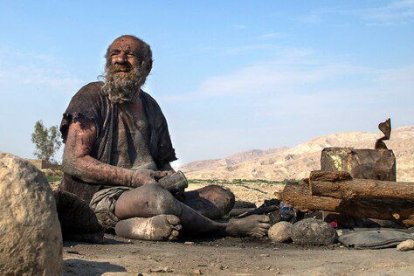 Amou Haji no ha visto un jabón ni en pintura. Pese a todo, tiene buena salud, según médicos.