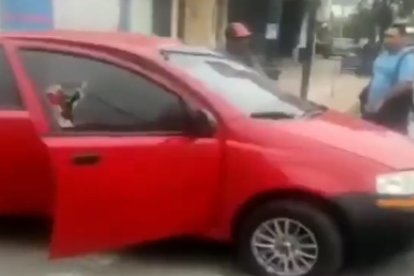 El automotor en que se movilizaban unos sospechosos y fue abandonado en media calle.