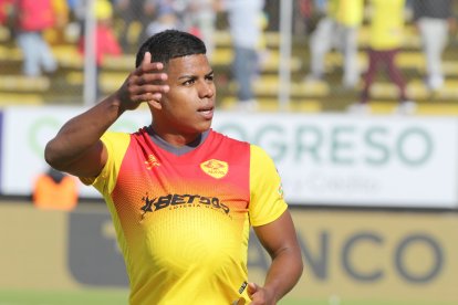 Luis Cano dedicó el último gol a su esposa. El futbolista oriental volverá a ser papá.