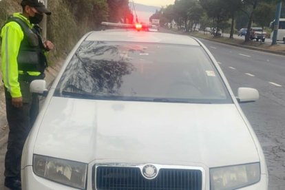 Dentro del carro los agentes hallaron una piedra envuelta en un trapo.