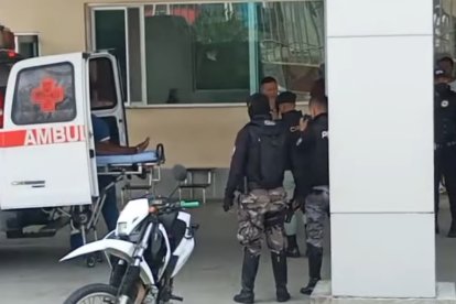 Los heridos fueron movilizados a las casas de salud, pero dos fallecieron. En el hospital naval se comprobó que el sargento llegó sin vida.