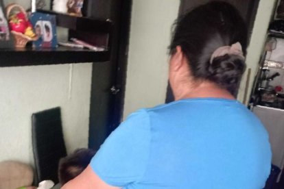 La abuela cuenta que se enteraron de lo ocurrido porque el niño empezó a orinarse en la cama. Su padre lo tocaba.