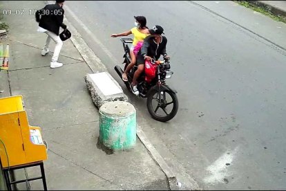 Una de las imágenes de los adolescentes cuando sorprendieron a un joven.