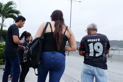 Familiares de las víctimas llegaron a la morgue para retirar los cuerpos de sus seres queridos. Estaban consternados