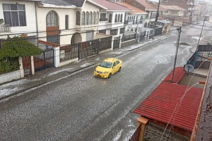 Cuenca soporta un torrencial aguacero con granizo y relámpagos