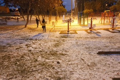 Fue un torrencial aguacero con granizado que cubrió parques y solares convirtieron en zonas mágicas nunca antes vista en la ciudad.