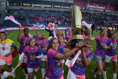 Las jugadoras de Ñañas en la tradicional vuelta olímpica como campeonas nacionales de la cuarta edición de la Superliga femenina.