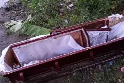 La parte superior del féretro estaba partida. El interior olía a cuerpo descompuesto.