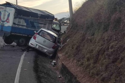 El choque dejó sin vida a una mujer, de 42 años. Se indagan las causas del siniestro.
