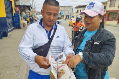 La canillita Karina Borbor le mostraba a Santos Tumbaco la promoción Despega y gana.
