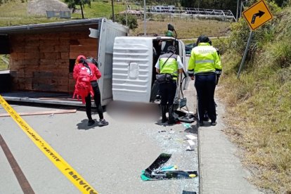 Un muerto deja vuelco de camión presumiblemente robado y que se accidentó al sur de Cuenca