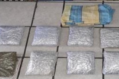 En el operativo se encontraron varios paquetes de droga.