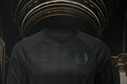 La marca Hummel ha confeccionado la tercera camiseta de la selección de Dinamarca de color negro, en señal de protesta.
