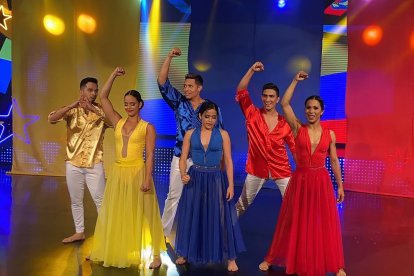 Kimberly (amarillo) con el elenco de baile del programa de TC Televisión.