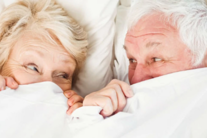 Las personas que pasan los 60 años no deberían privarse de disfrutar de los juguetes eróticos, recomiendan los sexólogos.