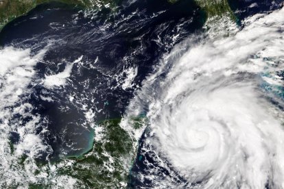 Ian sigue "atacando" la Florida y se dirige al centro con categoría 3