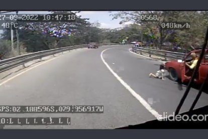 El hecho quedó captado por la cámara de otro vehículo. Quedó tendida en medio de dos carriles.