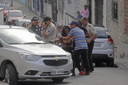 La mujer fue asesinada en los exteriores de una escuela.