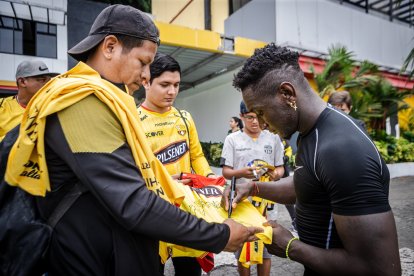 Erick Castillo jugador amarillo firmando autógrafos a varios socios del Barcelona.