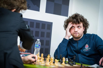 El estadounidense Hans Niemann, de 19 años, es acusado de hacer trampa.