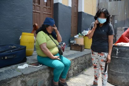 La madre se quedó sin un lugar para vivir. El cuerpo de su hijo se descompone en la casa. No quiere abandonarlo.