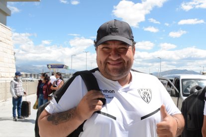 La sonrisa es un sello en Junior Alcocer, quien se encarga de tener todo listo para los jugadores y cuerpo técnico de los rayados.