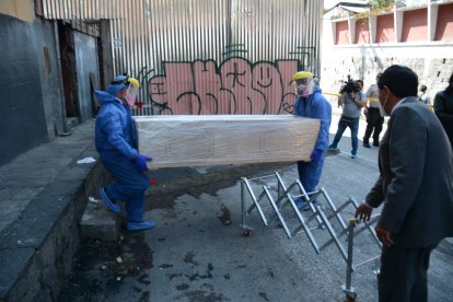 El cadáver permaneció 18 días en una casa abandonada. Se estaba descomponiendo.
