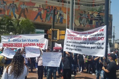 Un centenar de personas se manifiestan con carteles y coros en los exteriores de la Caja del Seguro.
