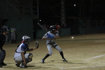 El venezolano Inyor González, de 18 años, destaca como bateador en el club Oriente.