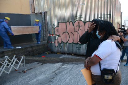 Irene Caguasquí y su hija Elizabeth se despidieron de Tontón. Solo ellas acudieron al cortejo fúnebre.