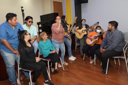 Leonardo Vasco, Jorge Iglesias, Olguita Zúñiga, Priscila Mosquera, Kimberly Alcívar, Carolina Gómez, Diana Romero y Carlos Almeida, junto a la maestra Fresia Saavedra.