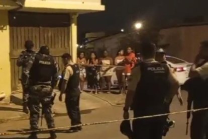 Autoridades policiales se hicieron presentes en las escenas de los crímenes.