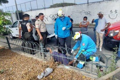 Testigos relatan que el hombre, de un momento a otro, agarró un cuchillo y atacó a la mujer, tras halarla del cabello.