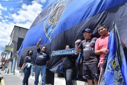 A minutos de la final de la Copa Sudamericana, los hinchas del rayado empiezan a juntarse.