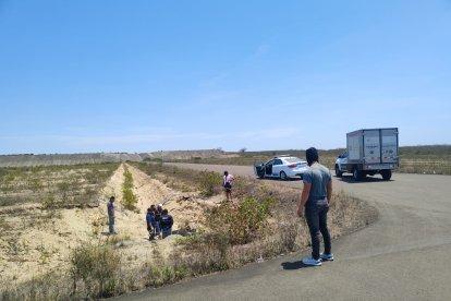 El cuerpo presentaba heridas producidas por impactos de bala. Según las pericias, no tenía ni 24 horas en el sitio abandonado.