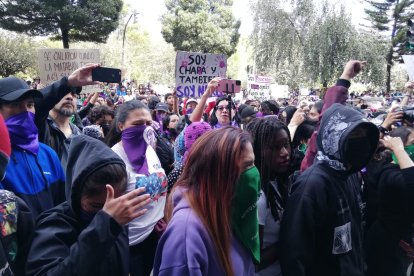 Al menos 1.000 manifestantes llegaron hasta la Comandancia General de Policía para protestar por los femicidios en el país. Lanzaron pintura y huevos.